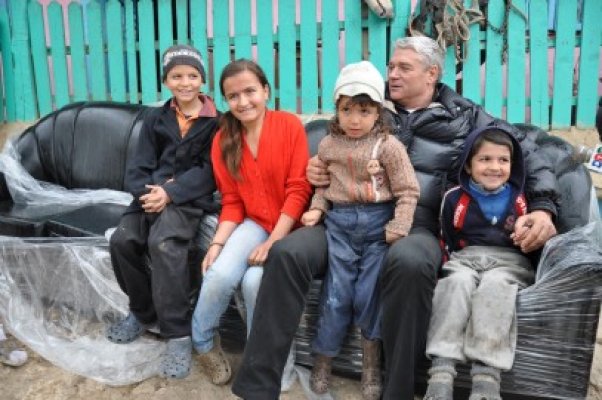 Senatorul Nicolae Moga a împărţit canapele la familiile nevoiaşe - Vezi galerie foto şi video